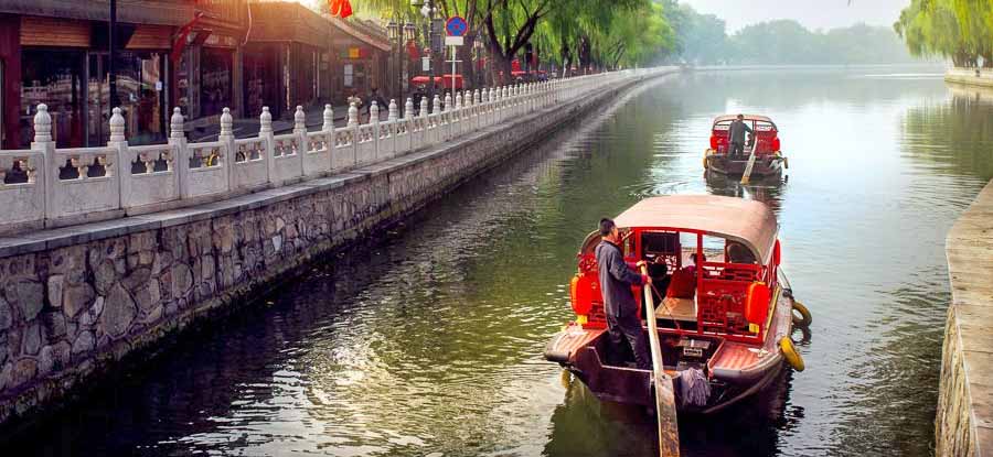 Đi du thuyền quanh các hồ