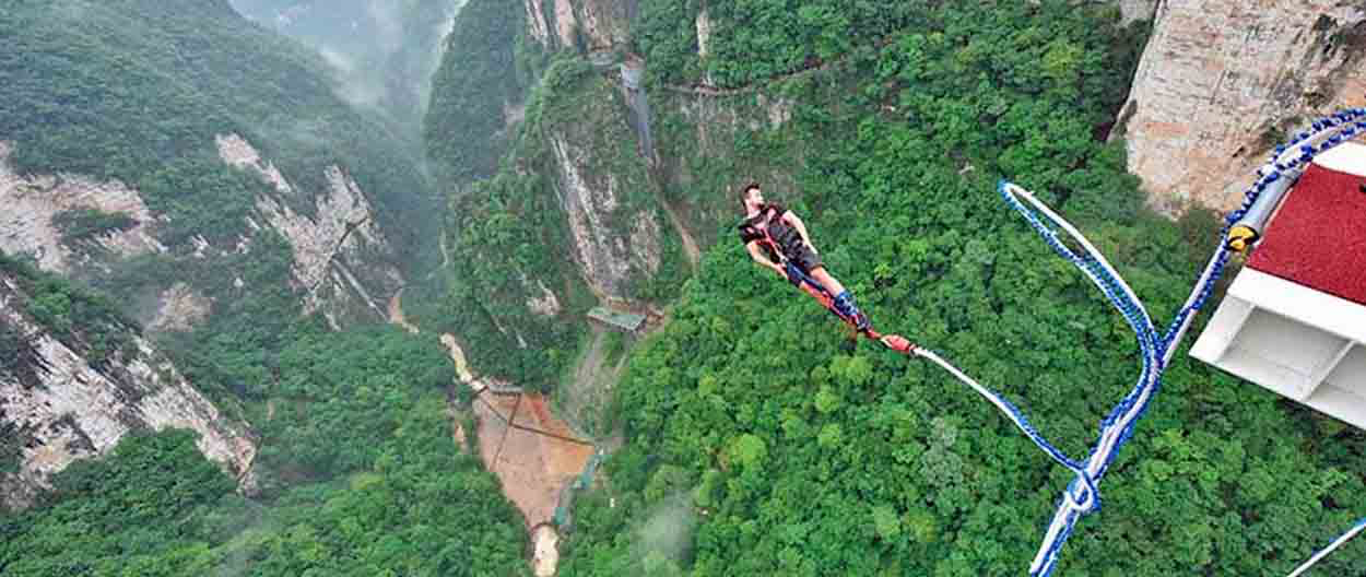 Nhảy Bungee từ cầu kính Grand Canyon Zhangjiajie.