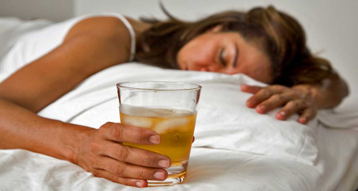 03. Hút thuốc và uống rượu trước khi đi ngủ