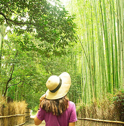 Nón rộng vành và giày sandal