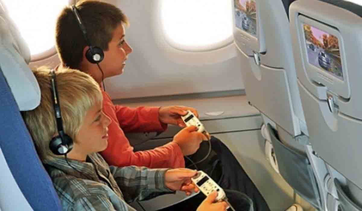 Đừng dùng tai nghe của máy bay