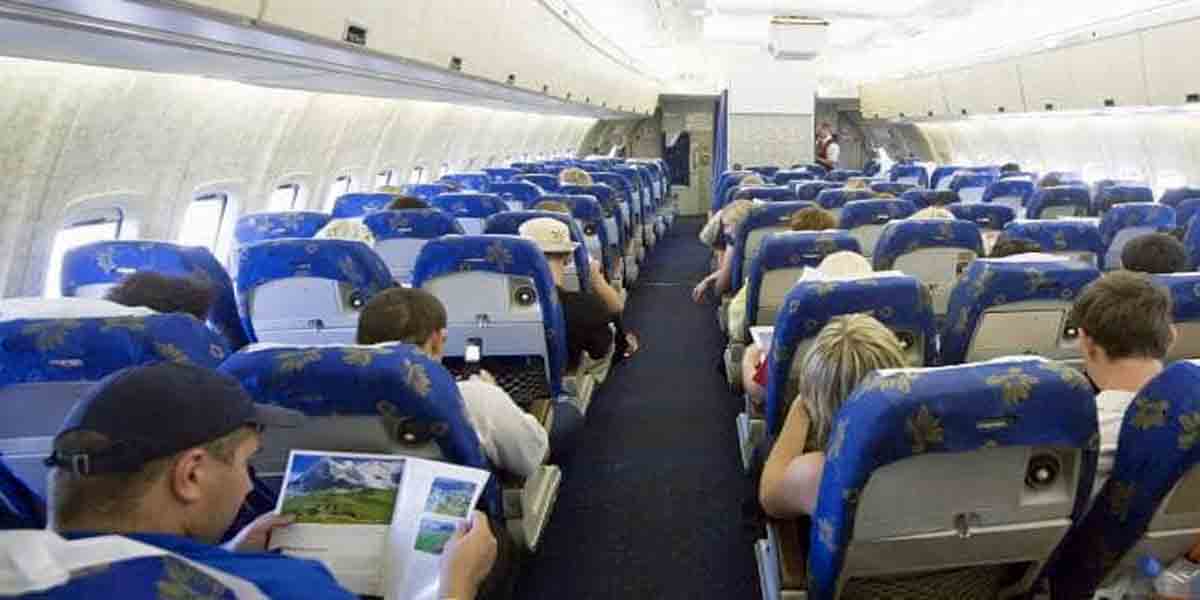 Không nên ngồi im trong suốt chuyến bay dài