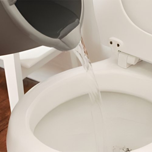 Vì Sao Phải Đổ Nước Sôi Vào Bồn Cầu Ngay Khi Nhận Phòng Khách Sạn?