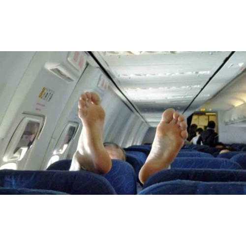 Không nên đi chân trần trên máy bay