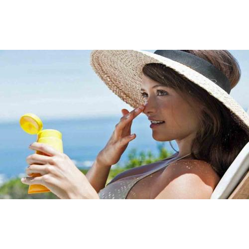 Luôn bôi kem chống nắng khi đi ra ngoài