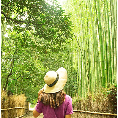 Nón rộng vành và giày sandal