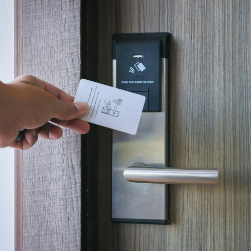 Không Nên Treo Thẻ Yêu Cầu Dọn Phòng