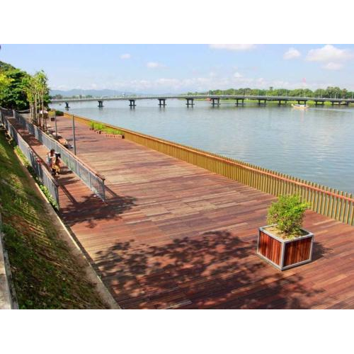 Tuyến đường đi bộ lót sàn gỗ lim trên sông Hương