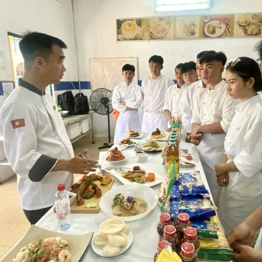 Siêu Đầu Bếp Mở Lớp Dạy Nấu Ăn Miễn Phí, Giới Thiệu Việc Làm Cho Thanh Thiếu Niên