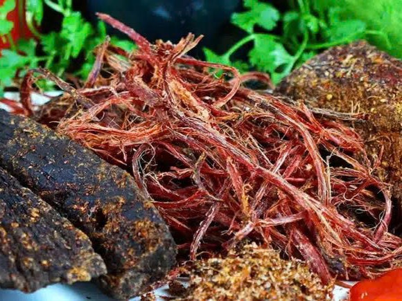 Ăn thịt trâu gác bếp như thế nào?