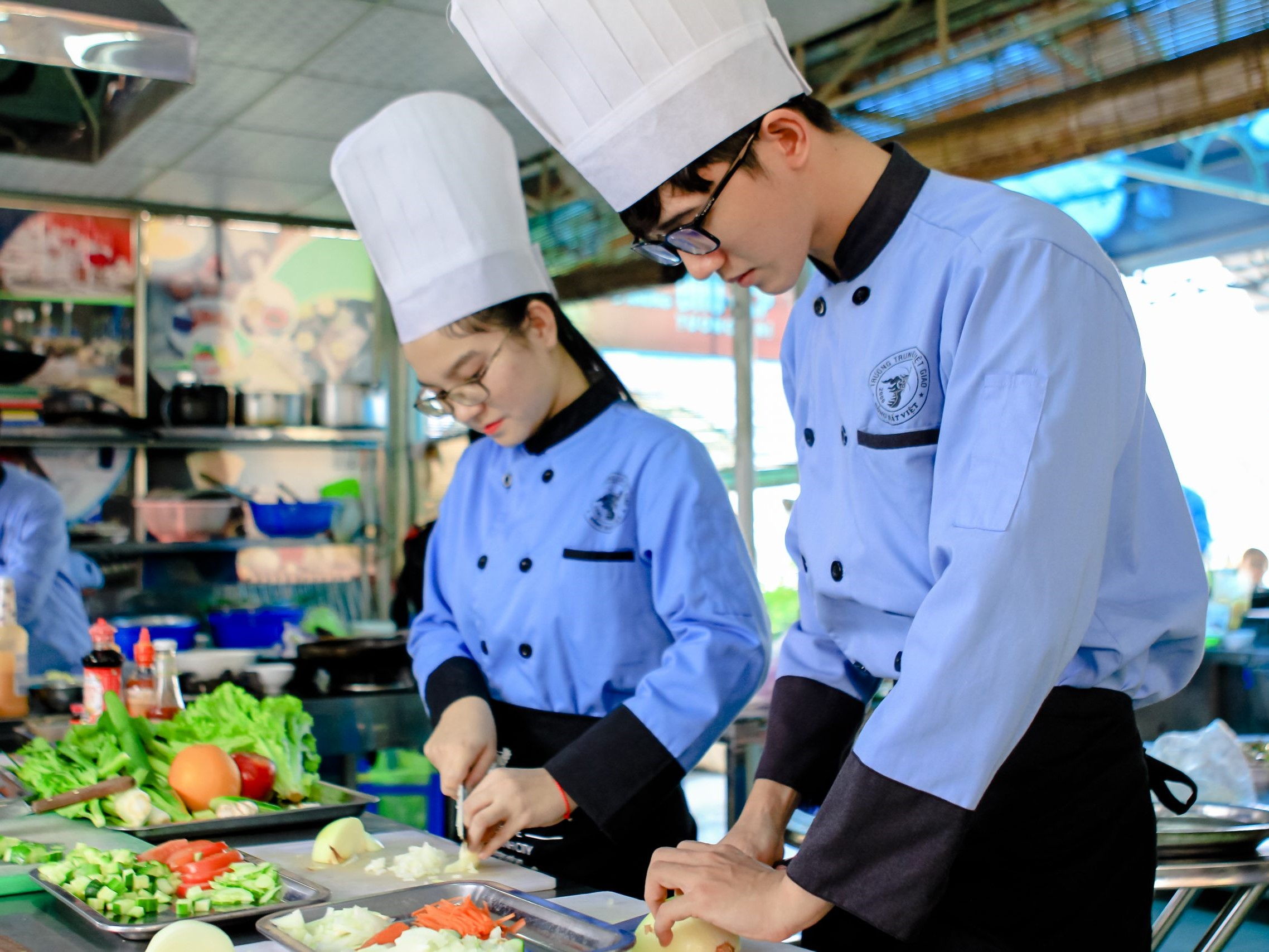 Vậy giải pháp để định vị lại thương hiệu ẩm thực Việt Nam ra sao, thưa ông?