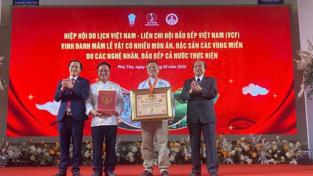 VCF xác lập kỷ lục “Mâm lễ vật dâng cúng Tổ nghề”