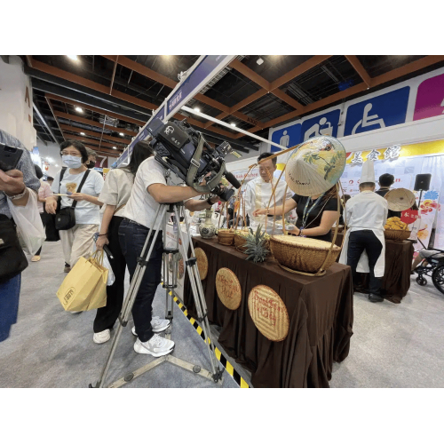 Không khí nhộn nhịp của hội trợ