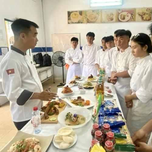 Siêu Đầu Bếp Mở Lớp Dạy Nấu Ăn Miễn Phí, Giới Thiệu Việc Làm Cho Thanh Thiếu Niên