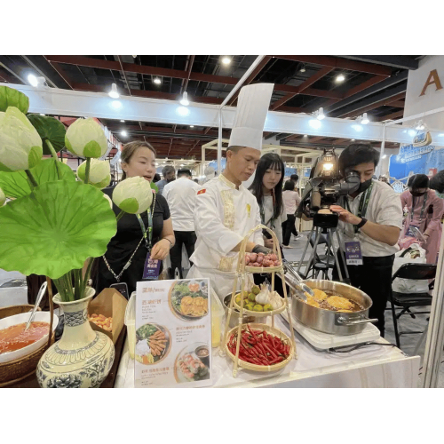 Không khí nhộn nhịp của hội trợ