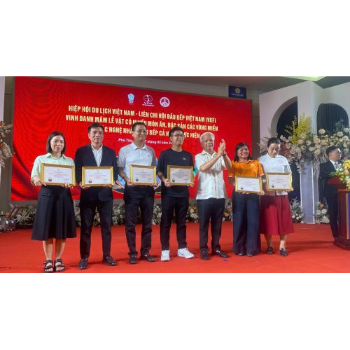 VCF xác lập kỷ lục “Mâm lễ vật dâng cúng Tổ nghề”