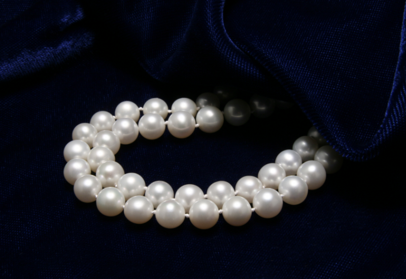 Ngọc trai phối với kim loại hiện đại