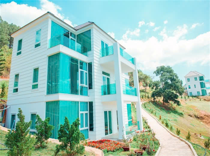 Premium 6-Bedroom Lake-View Villa