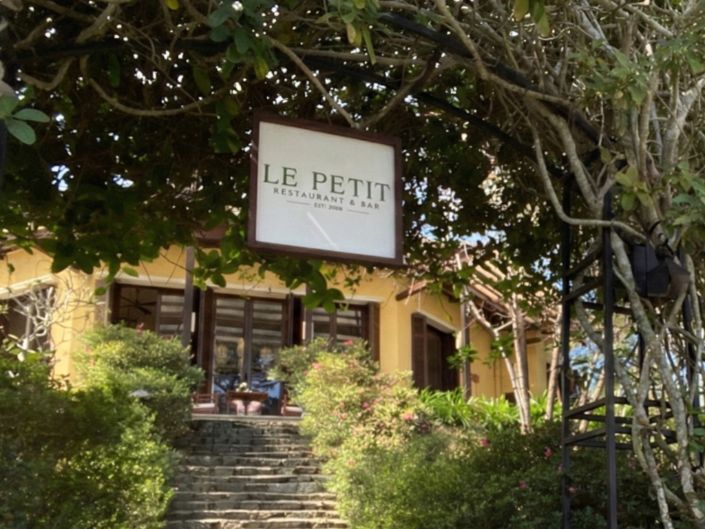 Điểm sáng từ phía ngoài nhà hàng Le Petit