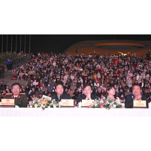 Lãnh đạo tỉnh và đại biểu tham dự lễ khai mạc