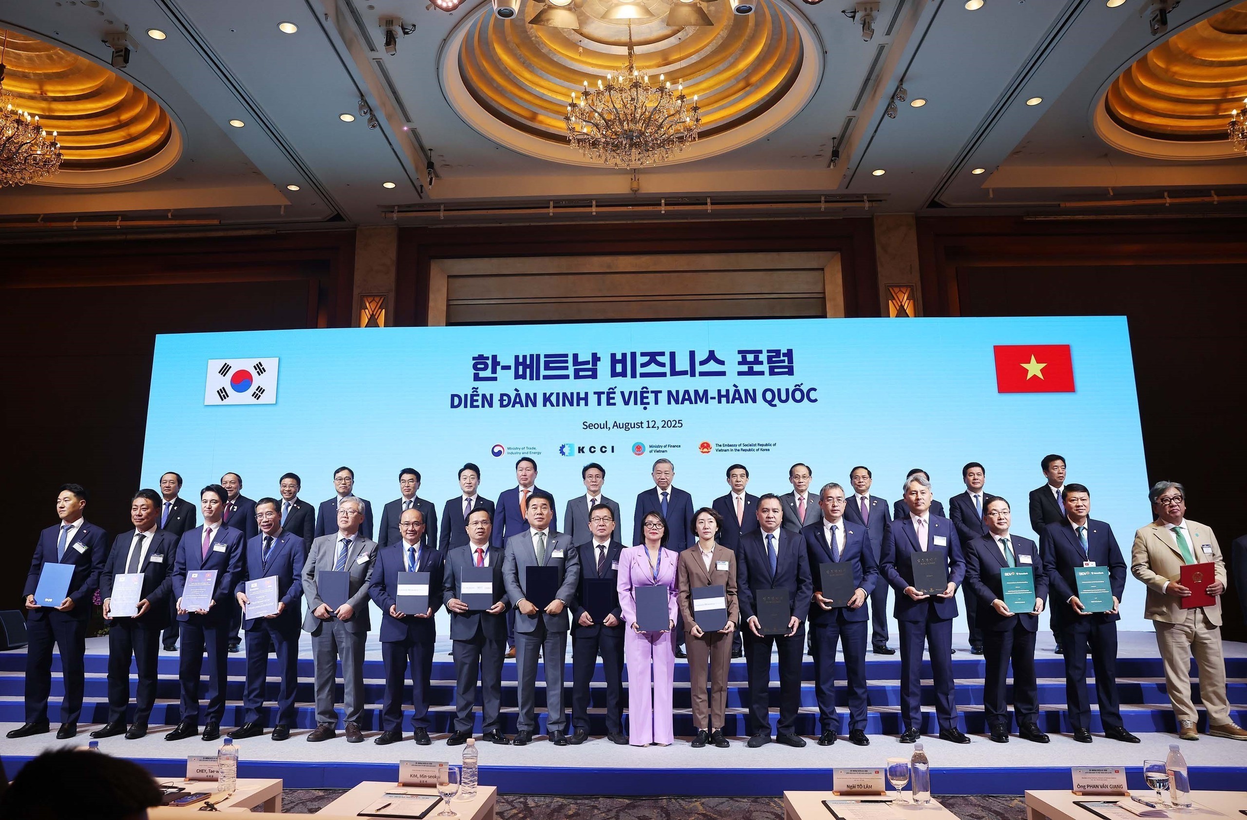 Hợp tác về tài chính - ngân hàng, dịch vụ và du lịch