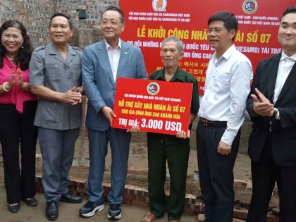 Quyên góp tiền xây nhà và hỗ trợ sinh kế cho các nạn nhân chất độc màu da cam