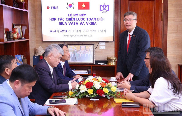 Hợp tác trong lĩnh vực khoa học hành chính, quản trị công