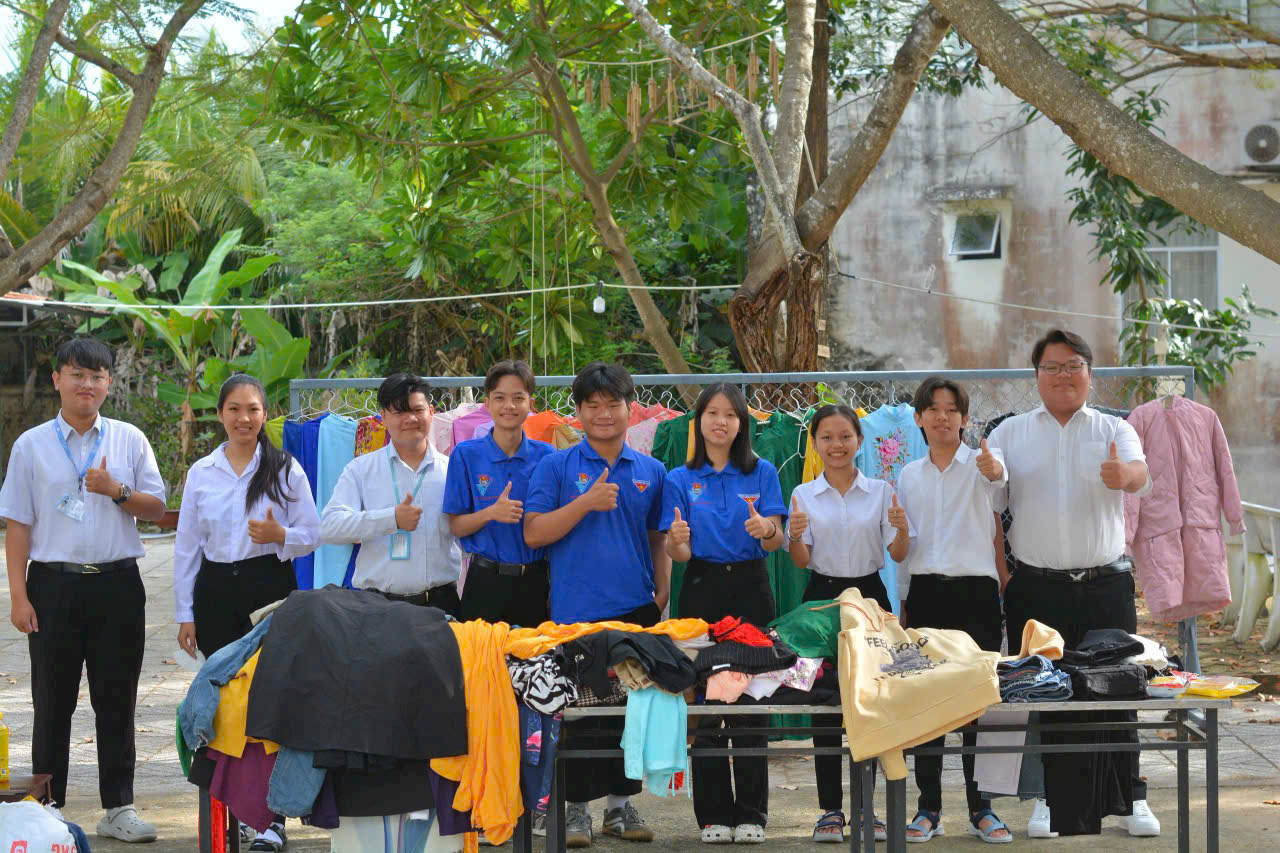 2. Gian hàng đồ cũ "Đồng giá 5.000 – 10.000 đồng" – Gây quỹ vì giáo dục