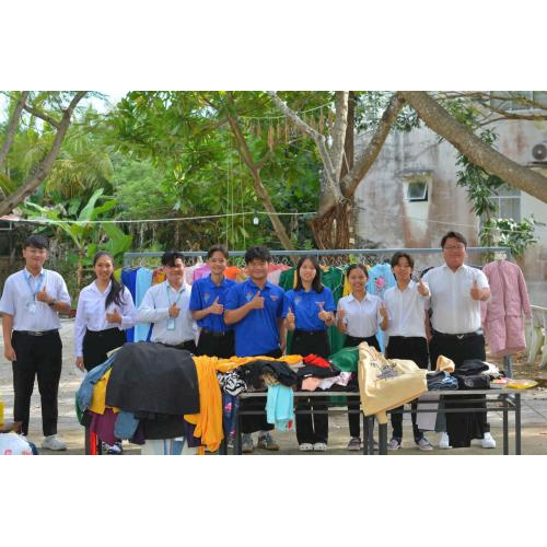 2. Gian hàng đồ cũ "Đồng giá 5.000 – 10.000 đồng" – Gây quỹ vì giáo dục