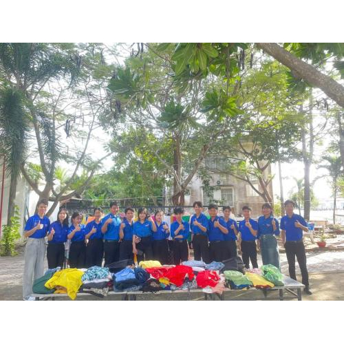 2. Gian hàng đồ cũ "Đồng giá 5.000 – 10.000 đồng" – Gây quỹ vì giáo dục