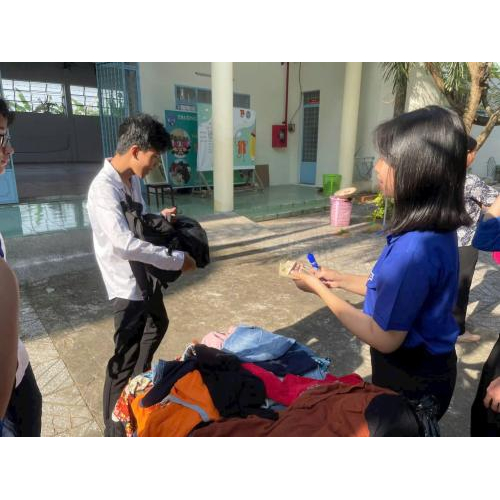 2. Gian hàng đồ cũ "Đồng giá 5.000 – 10.000 đồng" – Gây quỹ vì giáo dục