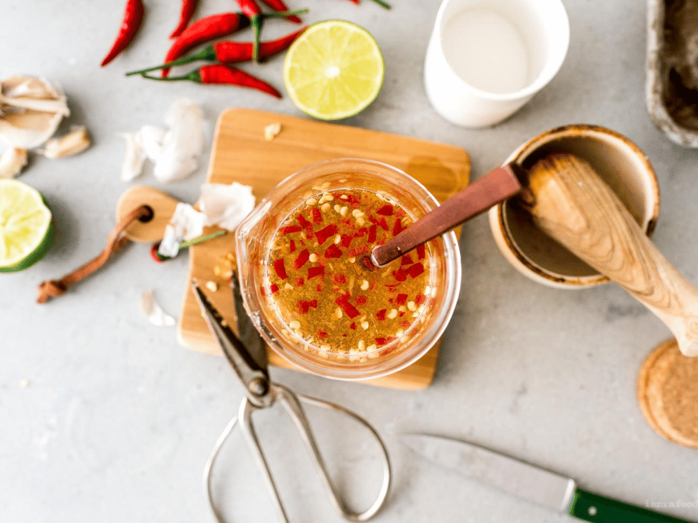 Quan sát hương thơm và màu sắc của nước mắm