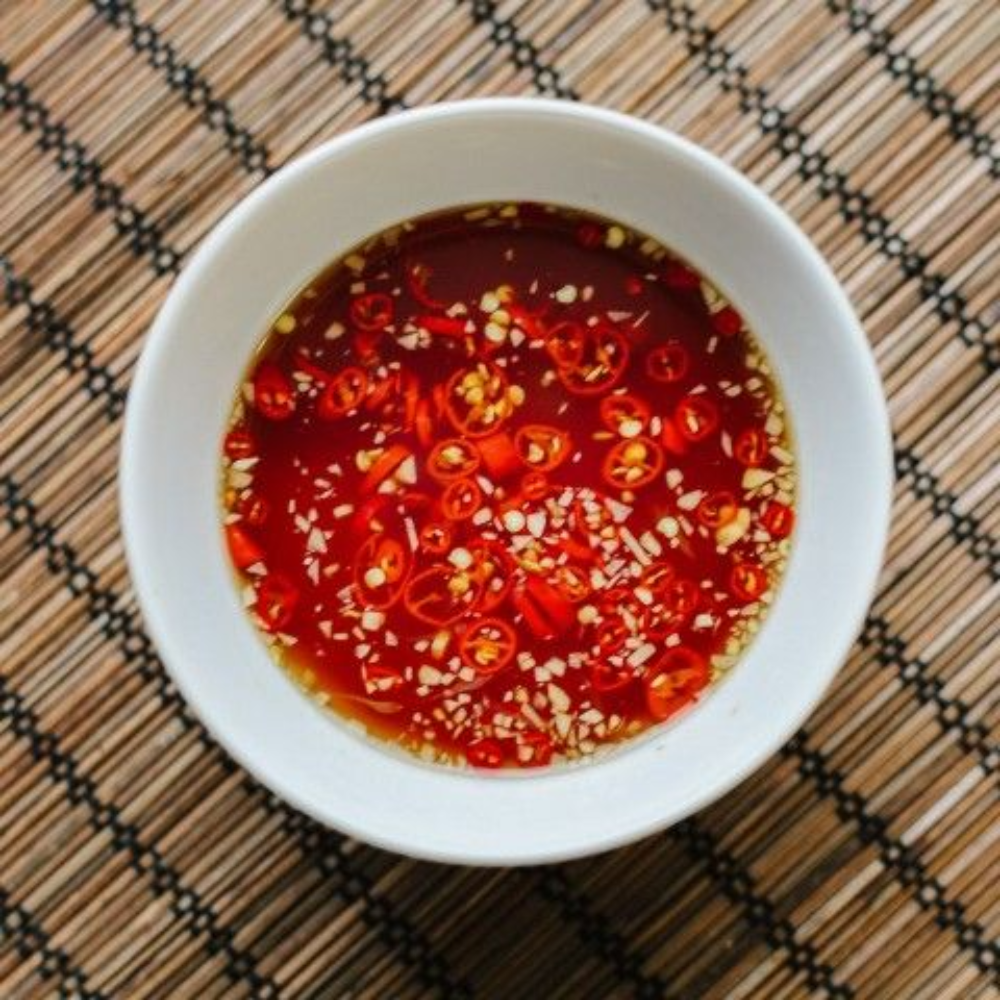 Màu Nước Mắm Hình Thành Như Thế Nào? Những Yếu Tố Quyết Định Sắc Cánh Gián Đặc Trưng