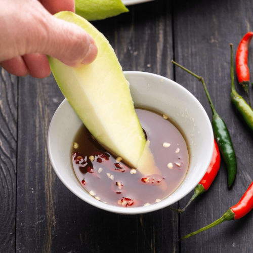 Nên Dùng Muối Biển Hay Muối Tinh Luyện Khi Làm Nước Mắm? Sự Khác Biệt Quyết Định Chất Lượng