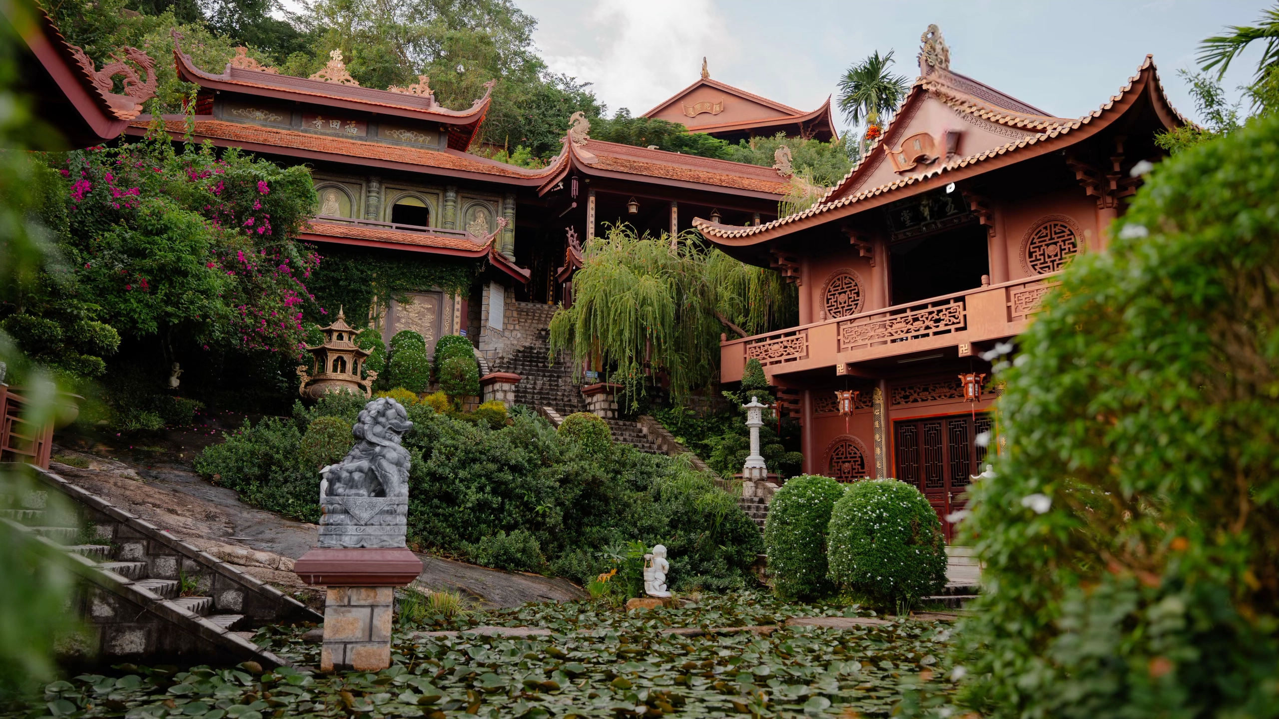 Kiến trúc cổ kính, hài hòa với thế núi