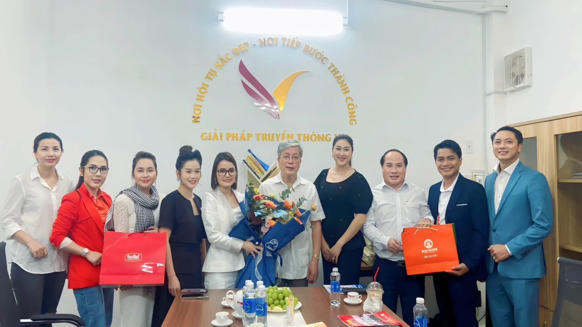 1. Cuộc gặp gỡ ý nghĩa với người lãnh đạo tâm huyết