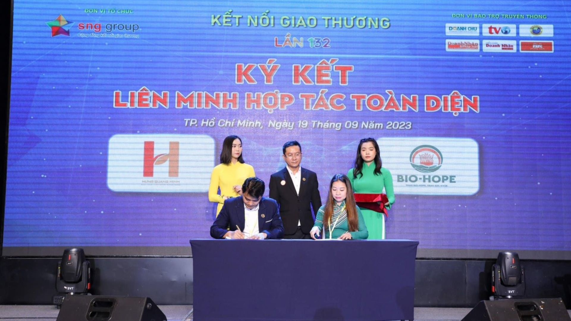 1. Sự kiện ký kết chiến lược thu hút hơn 200 doanh nhân tham dự