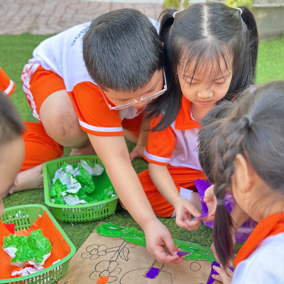 Xé Dán Giấy Màu Làm Tranh Ảnh Ngoài Trời