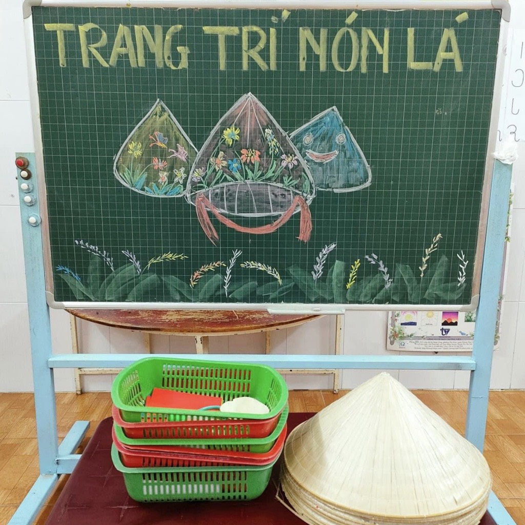 Tiết Học Trang Trí Nón Lá Của Lớp Lá