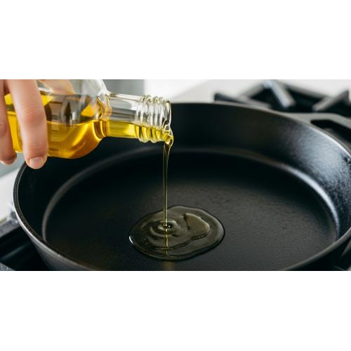 2.Dùng lượng dầu vừa phải và chảo sâu lòng