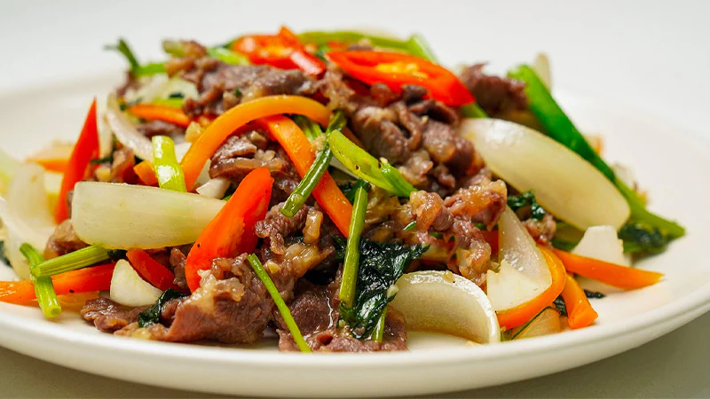 Bò xào hành cần