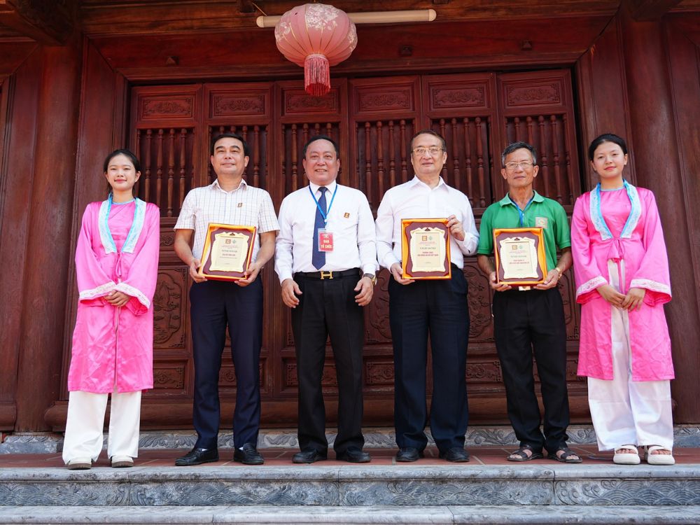 2. Trao Bằng Ghi danh Công đức