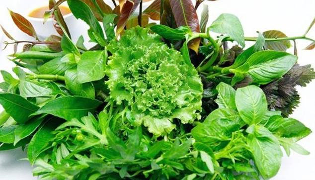 Ăn bánh khọt: Không thể thiếu rau và nước mắm