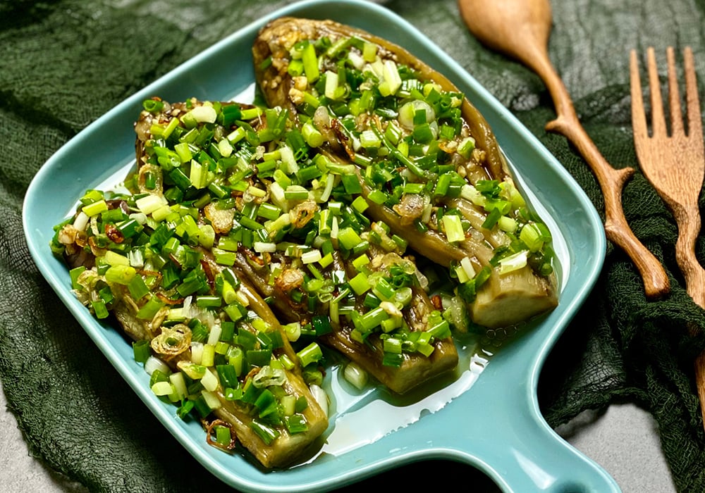 "Nghệ thuật" lột vỏ và chén mỡ hành "thần thánh"