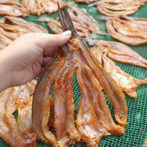 Ký Ức Khô Miền Tây Xưa: Mùi Khói Lam Chiều Và Vị Mặn Mòi Của Đất