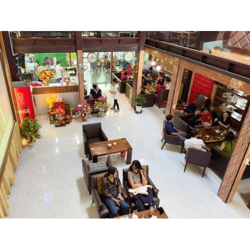 Không khí ngày khai trương