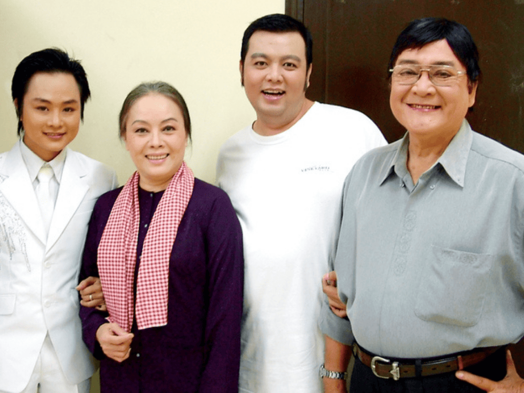 Khởi đầu giản dị, bước chân vào nghệ thuật