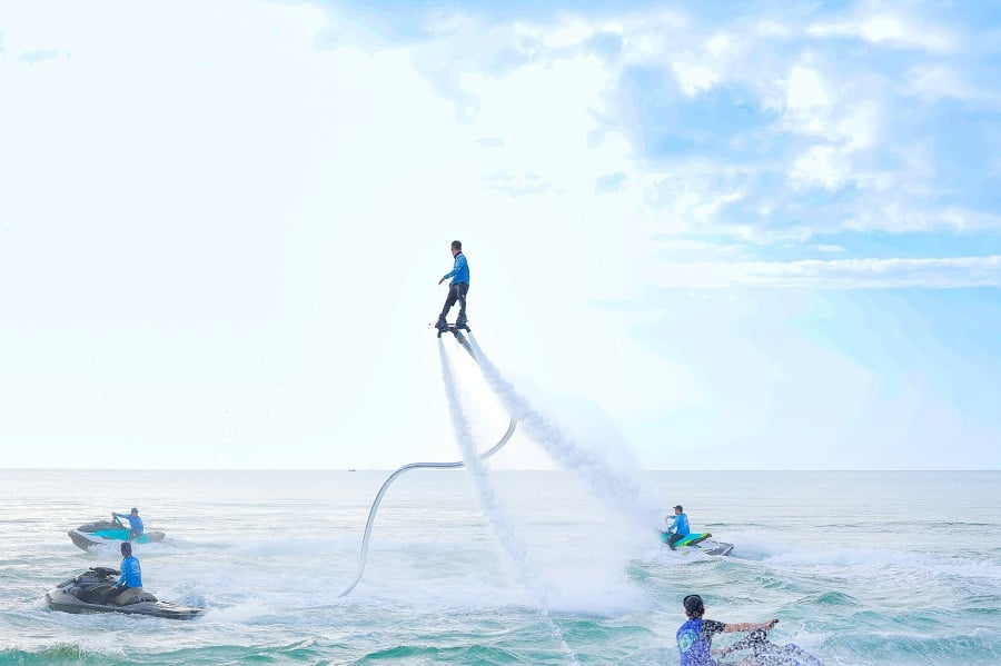 Hoạt động từ fly board, moto nước đến dù lượn