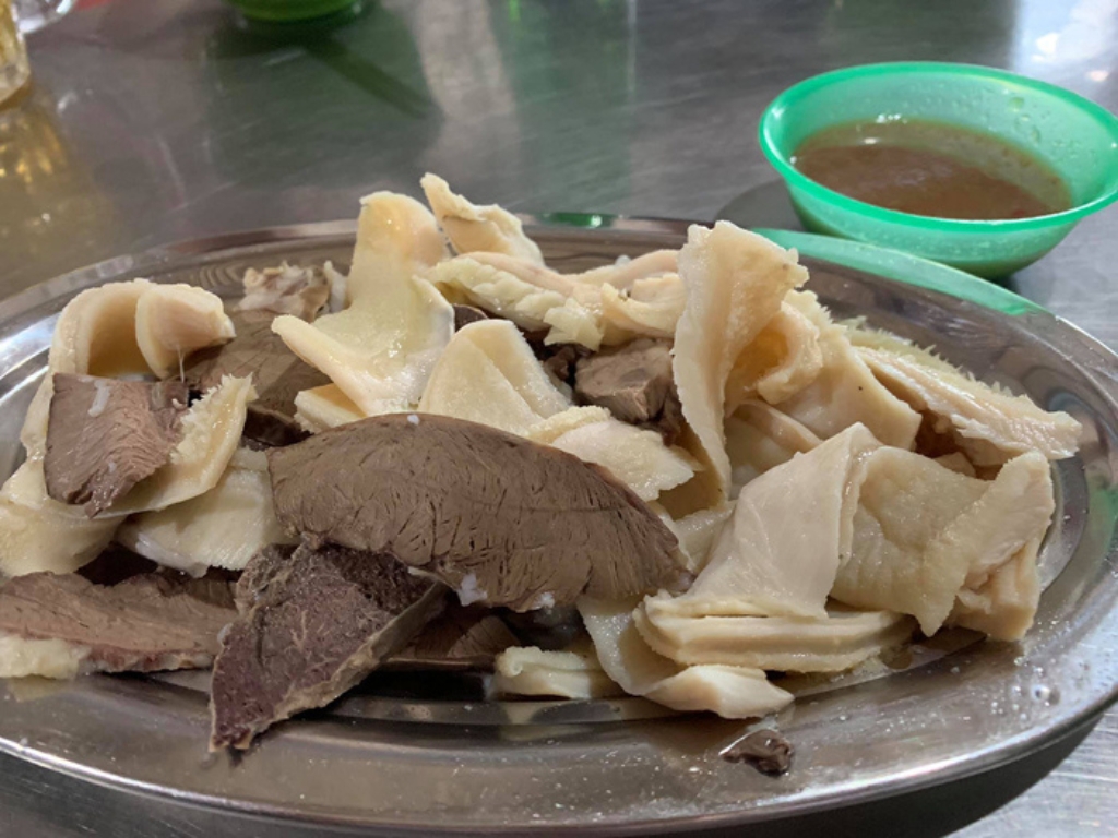 1. Lòng bò luộc
