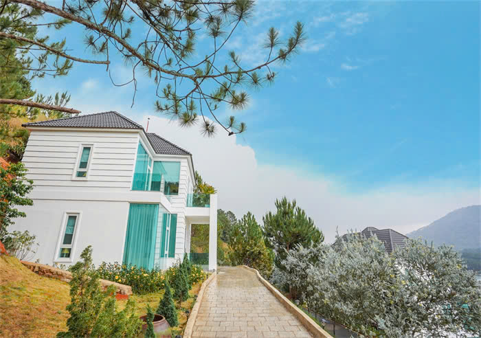 Villa Cao cấp 4 Phòng Ngủ Hướng Hồ